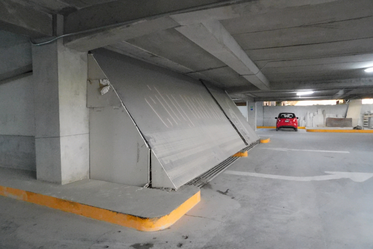 Sin prohibición. Dos accesos al aparcamiento no cuentan con los sellos de clausura. (Fotos: Violeta Meléndez)